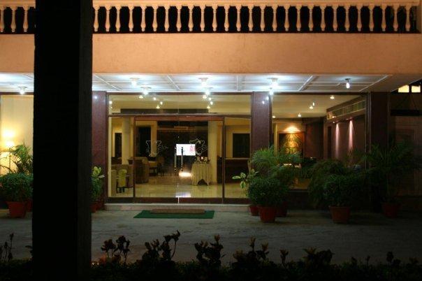 Hotel Clark Greens Ню Делхи Екстериор снимка